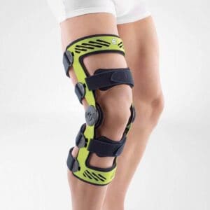 Rekknie brace met geluidsloze gespjes en verstelbare bandjes, articolair ondersteunend, neon groen/zwart ontwerp voor knierehabilitatie of sportblessures.