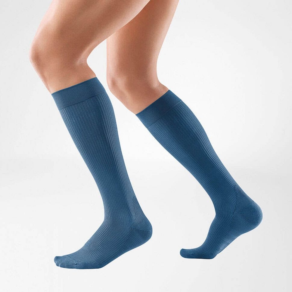 VenoTrain® hero 6 Heavy blue stockings on a person’s legs; sports-style leg protection for physiotherapy or training.