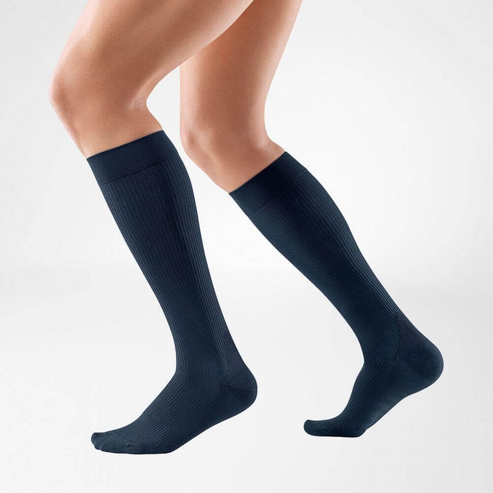 VenoTrain® hero 1 Durable knee-high socks from FRISKFYSIO, dark blue, with ribbed cuffs for comfort and support.