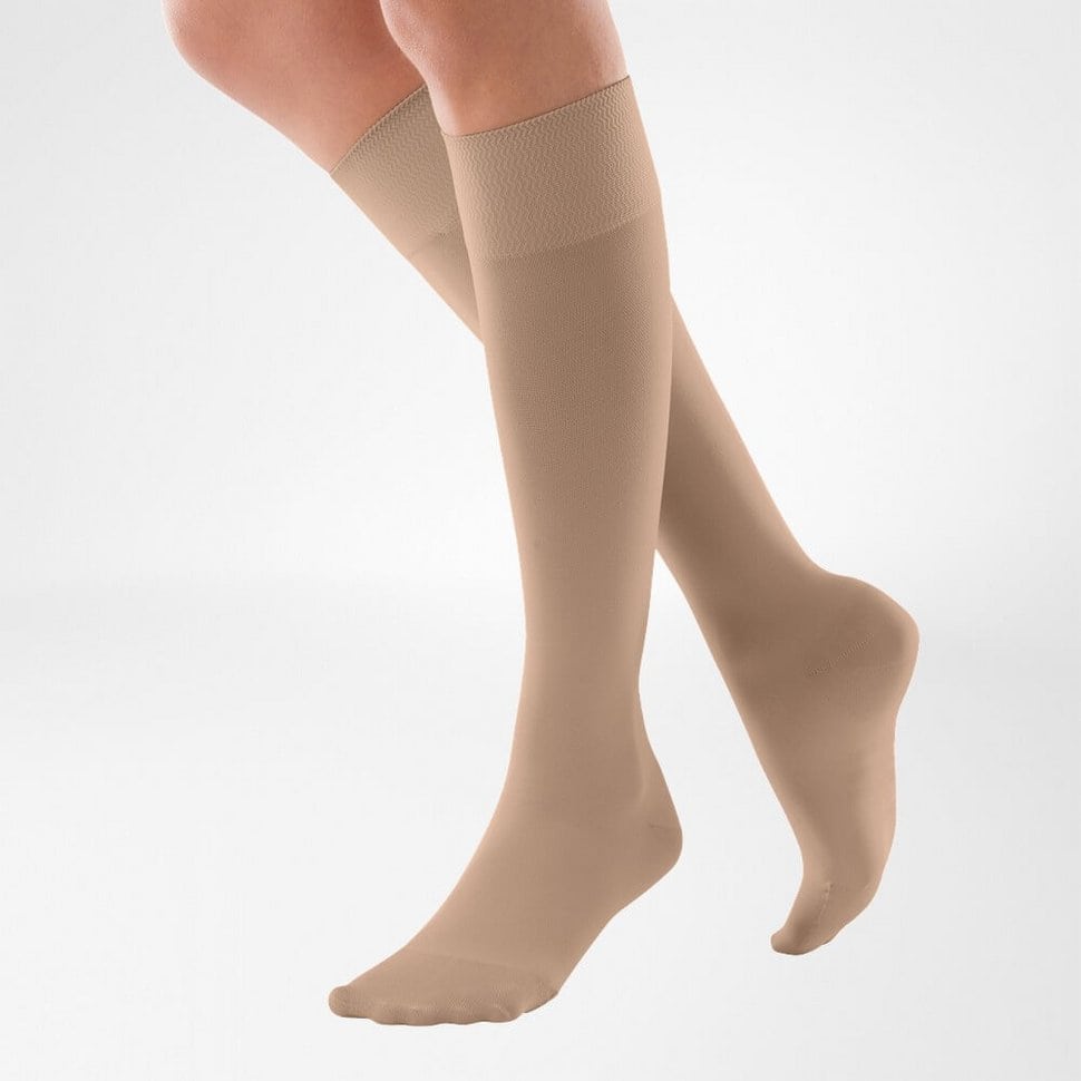 VenoTrain® micro 2 Kniekousen of verstevigde compressiekousen in beige,model van benen die elegant omhoog komen op een witte achtergrond.