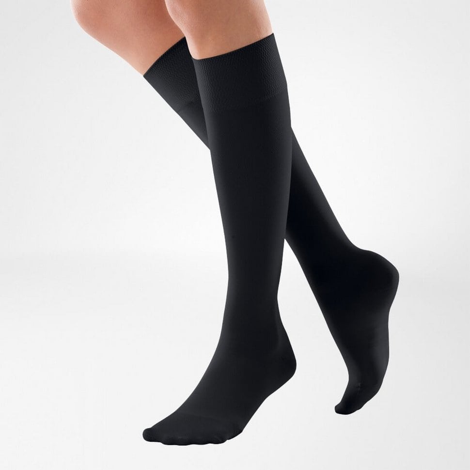 VenoTrain® micro 3 Kniehoogte zwarte compressiesokken voor sport en herstel, gepositioneerd op grijzende achtergrond.