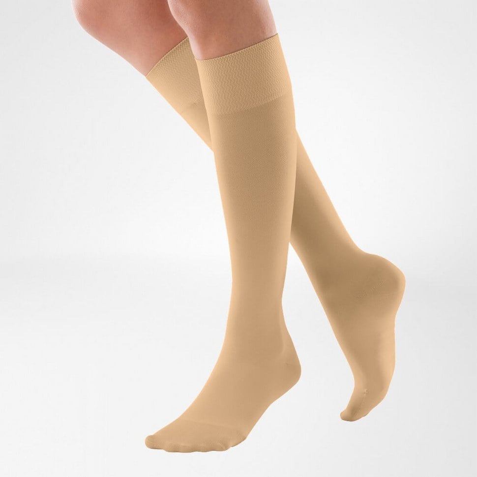 VenoTrain® micro 5 Korte, beige compressie kousen gedragen door benen van model, gericht op ondersteuning en comfort.