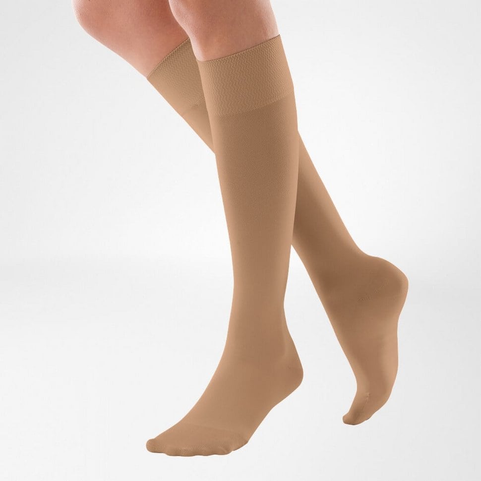 VenoTrain® micro 6 Beige compression kousen gedragen door iemand met de benen omhoog, gericht op ondersteuning van spieren en enkelgewricht.