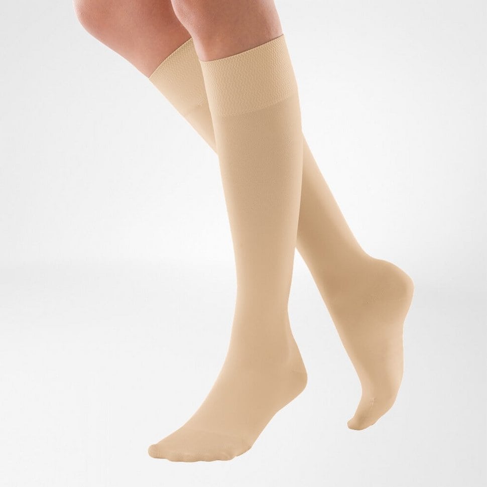 VenoTrain® micro 7 Naadloze beige thrombose- en kuitcompressie kousen onder beenpositie, gericht op ondersteuning bij herstel en pijnpreventie.