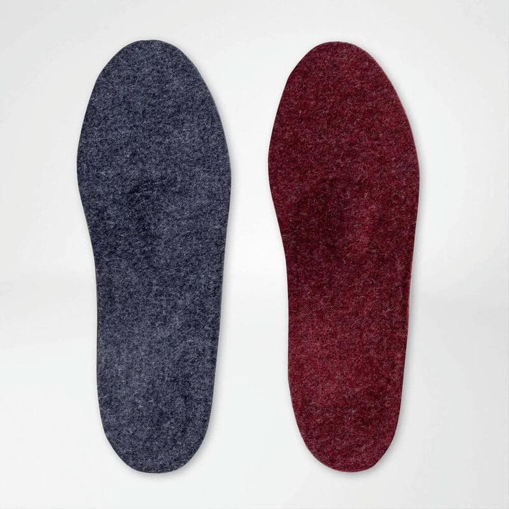 ErgoPad® weightflex 5 Twee wandvormige orthopedische inlegkussentjes in donkerblauw en bordeauxrode wolachtige textuur, gerangschikt tegen een witte achtergrond.