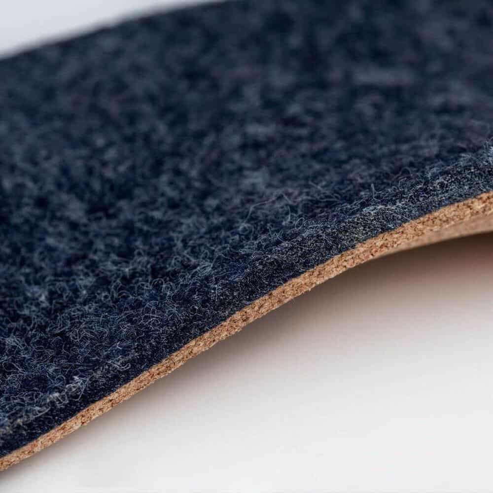 ErgoPad® weightflex 6 Dicht geweven donkerblauwe stof met houten rand, close-up detail van textuur en vezels.