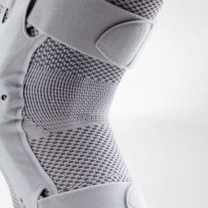 GenuTrain S Pro kniebrace met verstelbaar scharnier en ademende, geribbelde structuur voor knieondersteuning en stabilisatie.