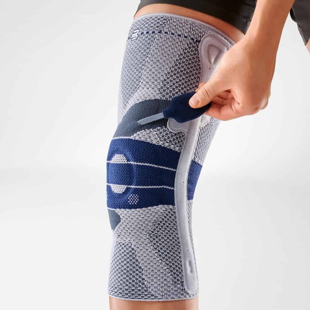 GenuTrain P3 kniebrace 4 GenuTrain P3 kniebrace bevestigd aan knie met bandage en scharnier, close-up van het ondersteunende kniegewricht.