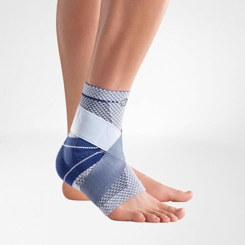 MalleoTrain Plus enkelbrace 1 Frisk Fysio enkelvoudige enkelarmige enkelgerichte enkelbandbrace voor enkelverankering, blauw-wit bandage met klittenband.