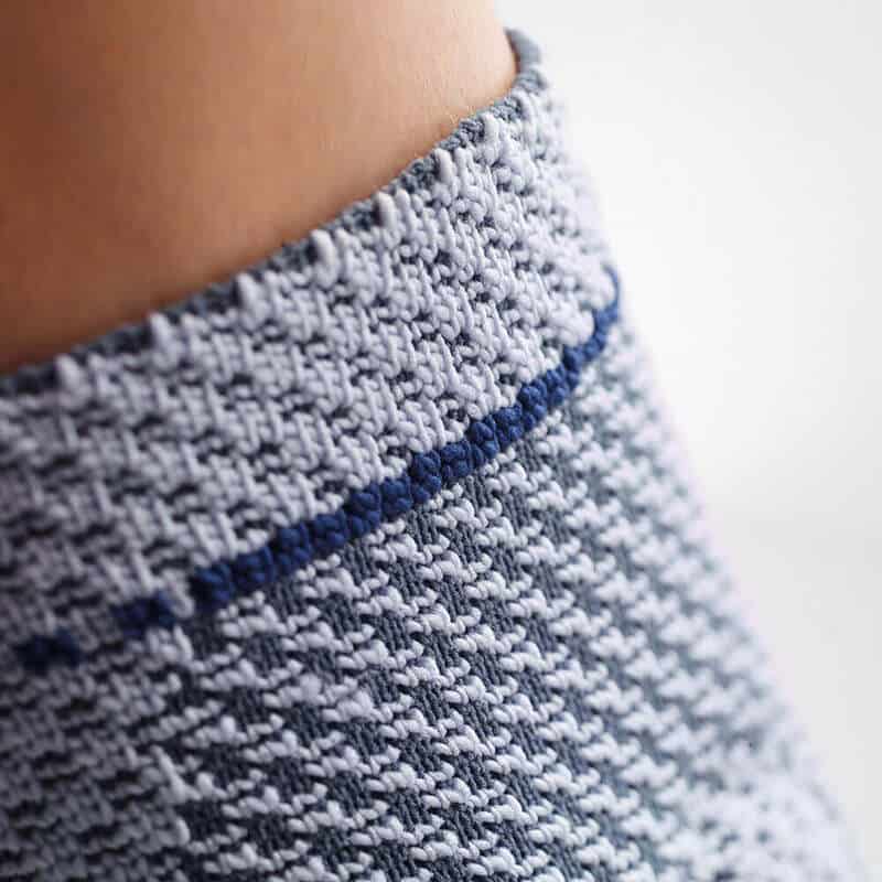 MalleoTrain enkelbrace 7 FRISKFYSIO naaldachtige gebreide stof met blauwe lijn, close-up van een enkelbracekraag voor stabilisatie.