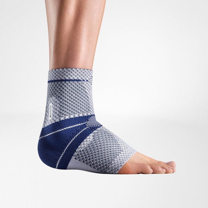 MalleoTrain enkelbrace 5 Fr asemment enkelbandage voor enkel en ondervoet met blauwe en grijze patroonelementen, gericht op ondersteuning en stabilisatie.