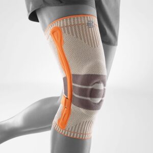 FriskFysio kniebandage met oranje bevestigingsband en ondersteunende structuur.