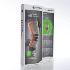 Outdoor kniesupport van Frisk Physio met oranje en grijze bandages, ontworpen voor knie-ondersteuning tijdens sport en recreatieve activiteiten.