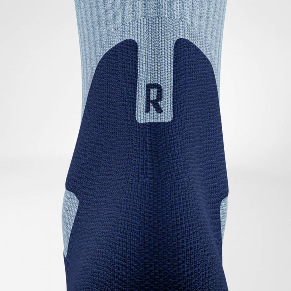 Outdoor Merino Compression Socks 7 Frisk Fysio sock in sporty shades of blue and light blue, with an ‘R’ marking on the right-hand side.