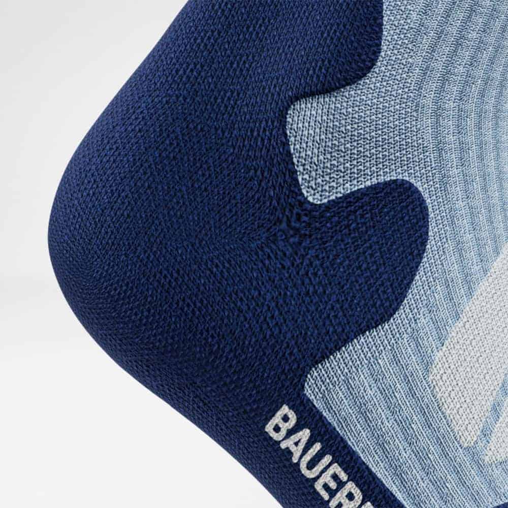 Outdoor Merino Compression Socks 9 Knee cushion with a knitted pattern in shades of dark blue and light blue; close-up photo of a sports cushion designed for knee comfort.