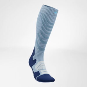 Sportieve knie- en kuitcompressie sok met blauwe tinten, ontworpen voor ondersteuning en herstel tijdens training.