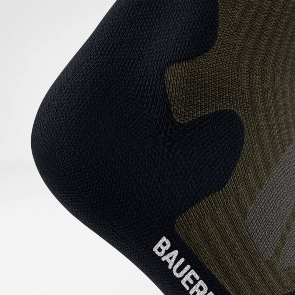 Outdoor Merino Mid Cut Socks 7 Baumarmer kniebandage met with camouflage patroon, ontworpen voor sportondersteuning en comfort.