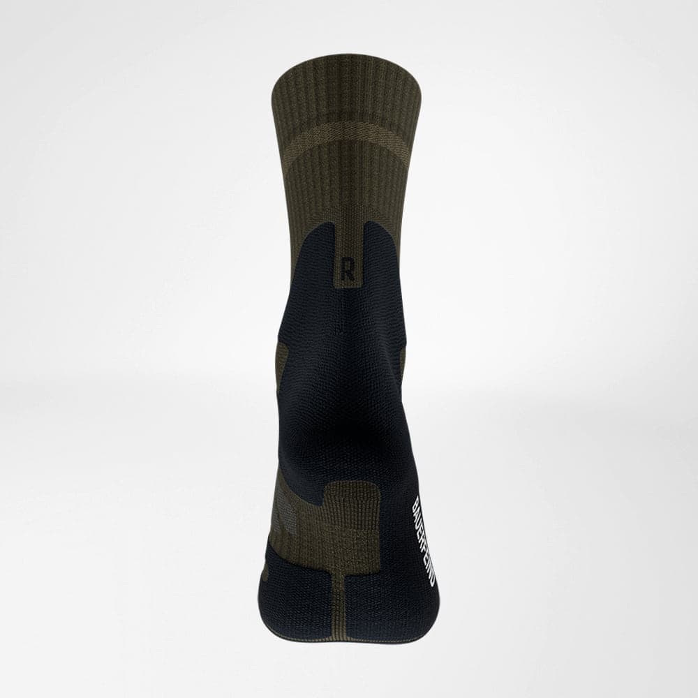 Outdoor Merino Mid Cut Socks 3 Frisk Fysio sportkousen met koolstofversteviging in donker olijfgroen en zwart, zichtbaar vanaf achterzijde.