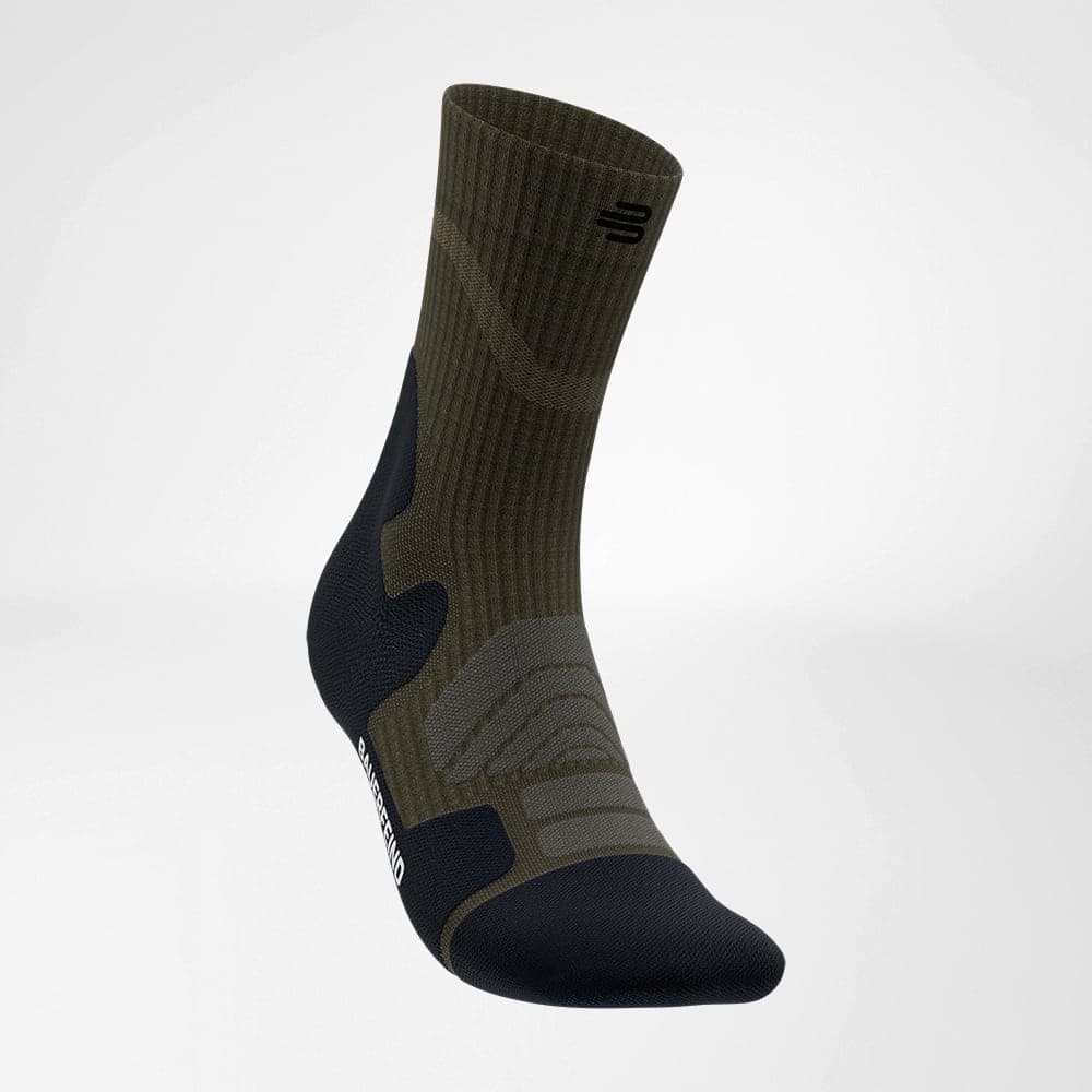 Outdoor Merino Mid Cut Socks 2 Frisk Fysio sokken op een witte achtergrond in olive en navy tinten, kniehoog model met ergonomische ondersteuning en ademende stof.