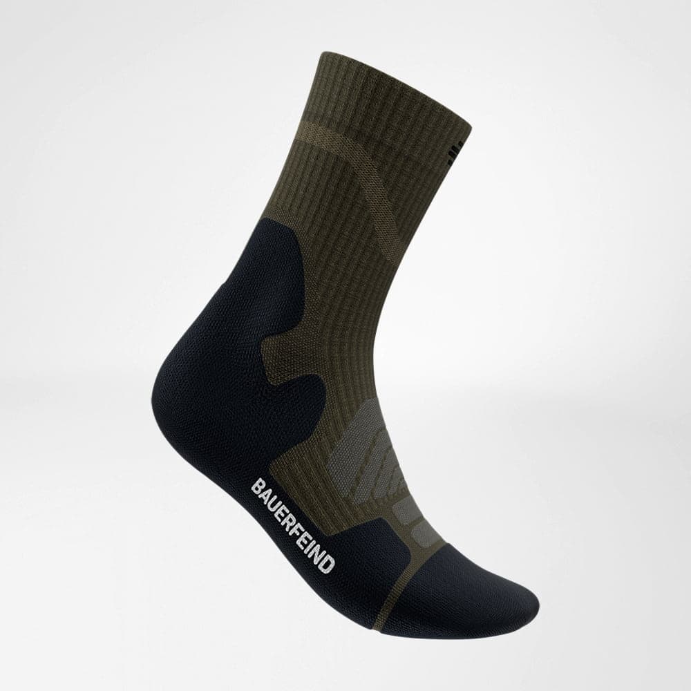 Outdoor Merino Mid Cut Socks 1 Synthetische sportencap met camouflage in olivegroen en zwart, zichtbaar merk BauERFIND op de zool, geschikt voor hardlopen en wandeltochten.