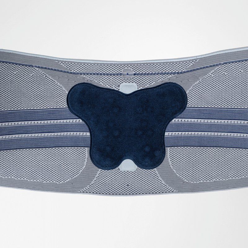 LumboTrain rugbrace 7 LumboTrain rugbrace wordt getoond met gewatteerde rugsteun en ademende mesh banden voor ondersteuning van de onderrug.