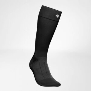 Dameskous of compressiesok met enkelkous, zwarte sportkous met merklogo aan de bovenboord van FRISKFYSIO en sportieve textuur.