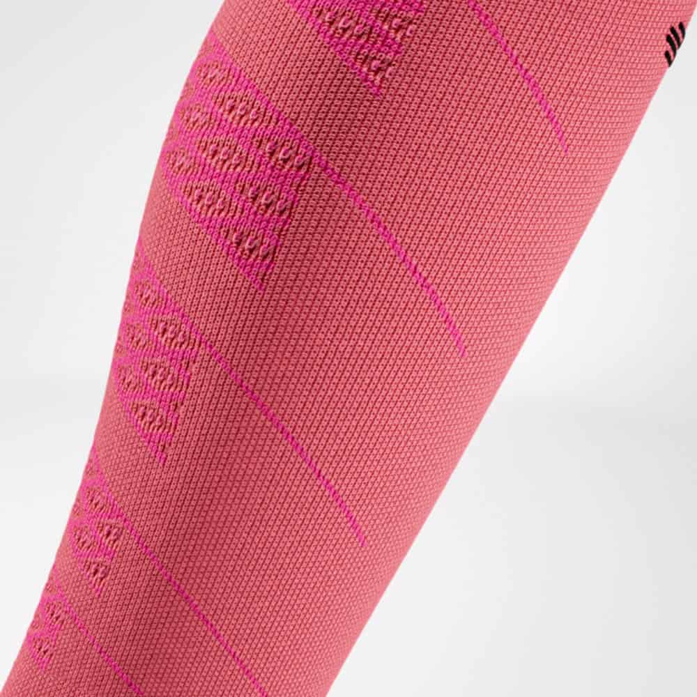Run Performance Compression Sleeves 6 Kleurrijke sportverband kniebandage roze met patroon en textuur, geschikt voor fysiotherapie en blessurepreventie.
