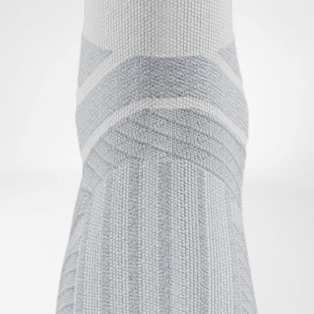 Run Performance Compression Socks 6 Atleet met kniebrace en sportkousen voor ondersteuning tijdens fysiotherapie en hersteltraining.