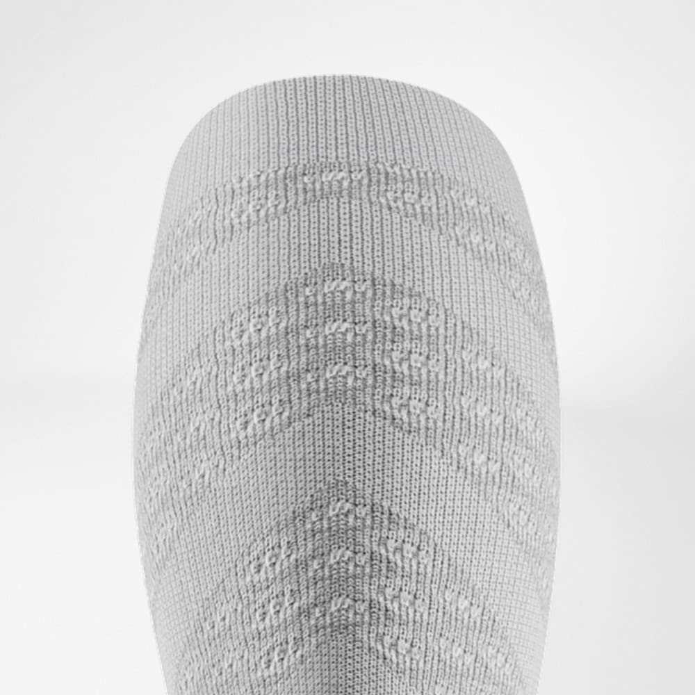 Run Performance Compression Socks 9 Frisk Fysio gezichtsmassage of therapeutische bandage op een fysiotherapievloer, focus op pijnverlichting en herstel.