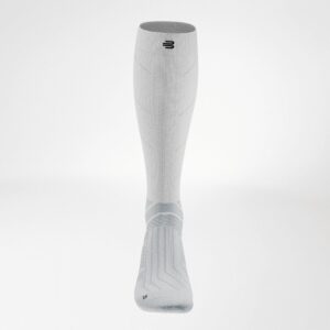 Friskfysio lange sportkousen in wit met grijze patronen en logo, gericht op steun en compressie voor herstel en training.