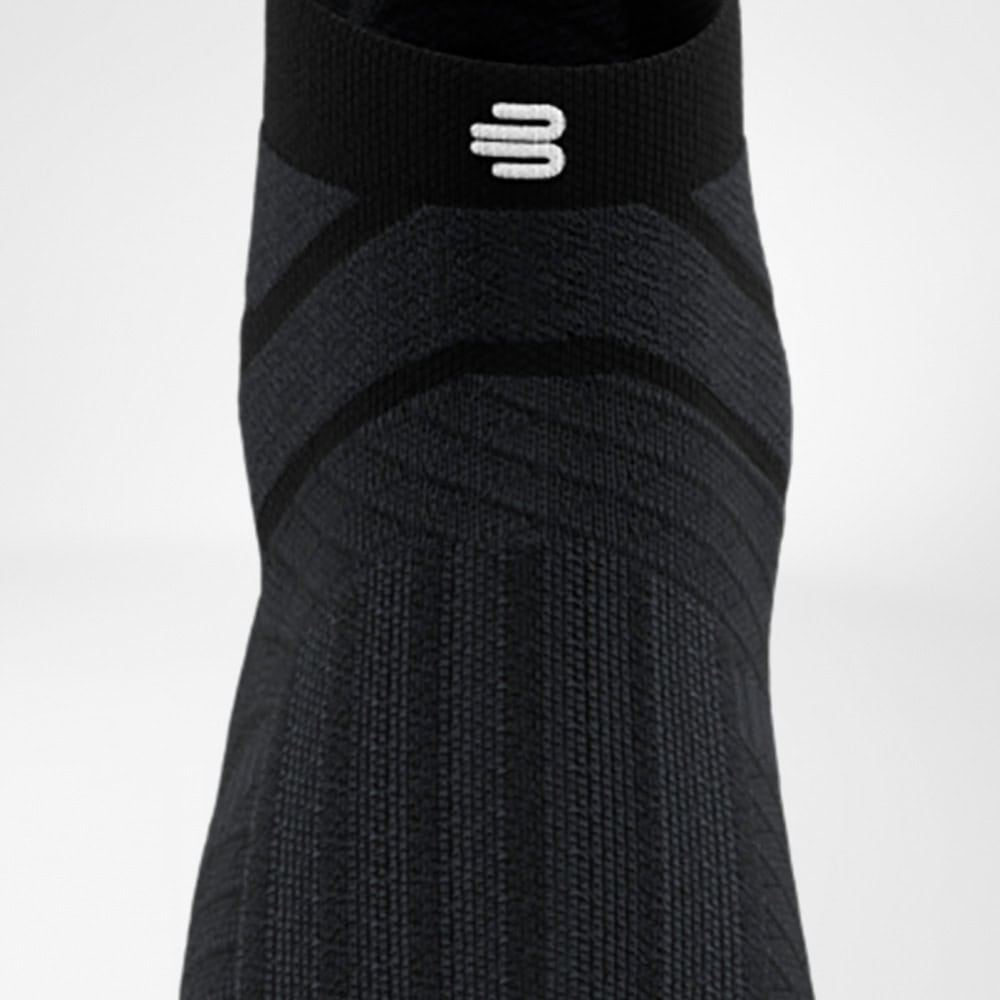 Run Performance Low-Cut Socks 6 Frisk physiotherapy sock or ankle support with a pattern and logo on the top, sportswear and accessories.
