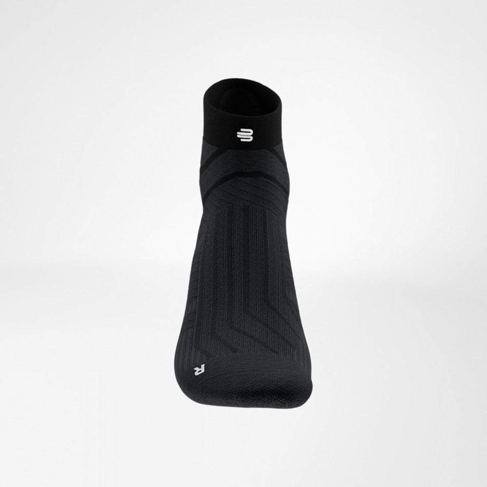 Run Performance Low-Cut Socks 2 Sporty black socks with stretchy compression and a J-shaped pattern, featuring a detailed ankle section and a logo on the top.