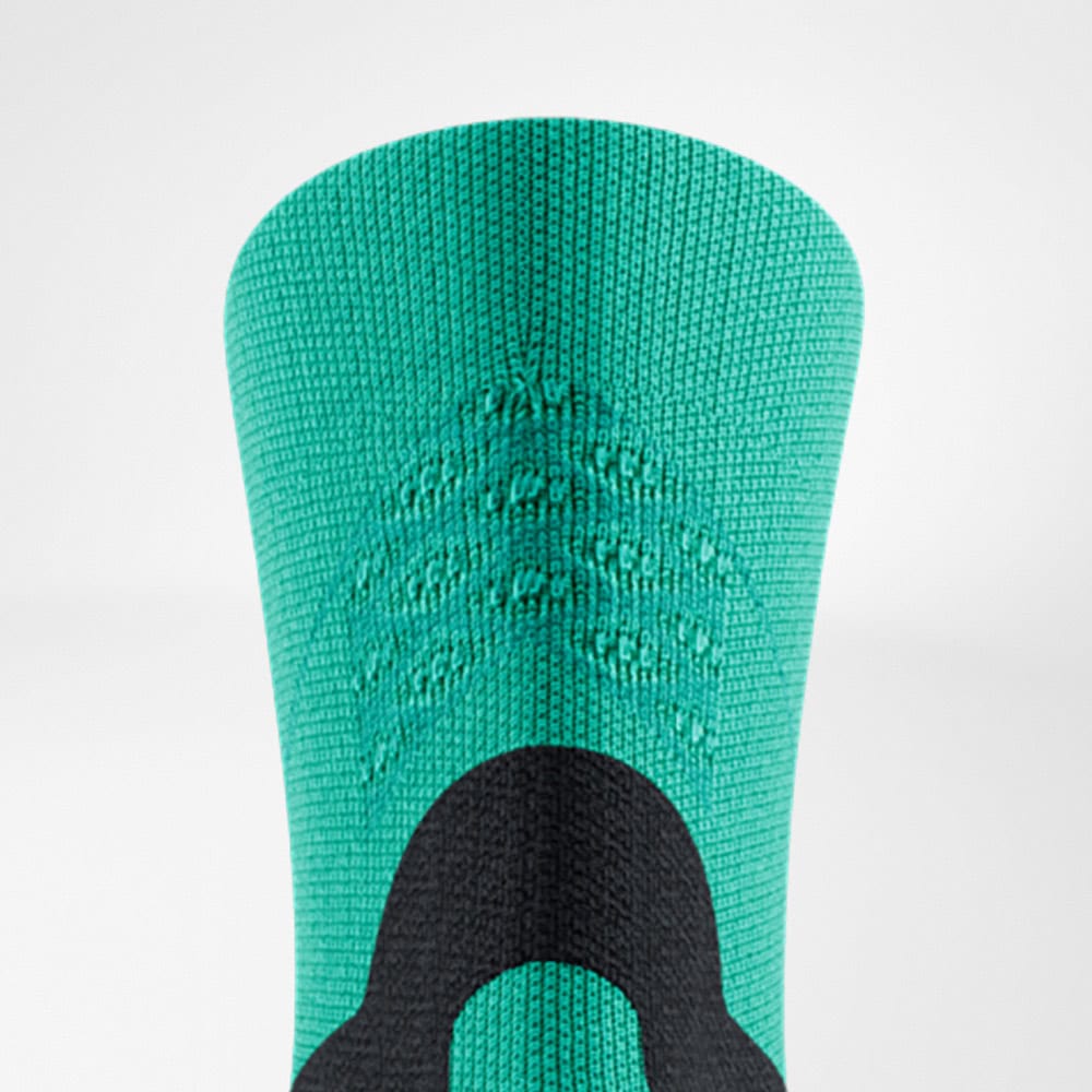 Run Performance Mid Cut Socks 10 Frisse turquoise sportkousen of aansnoerbaar beenverband van elastisch materiaal op een neutrale achtergrond.