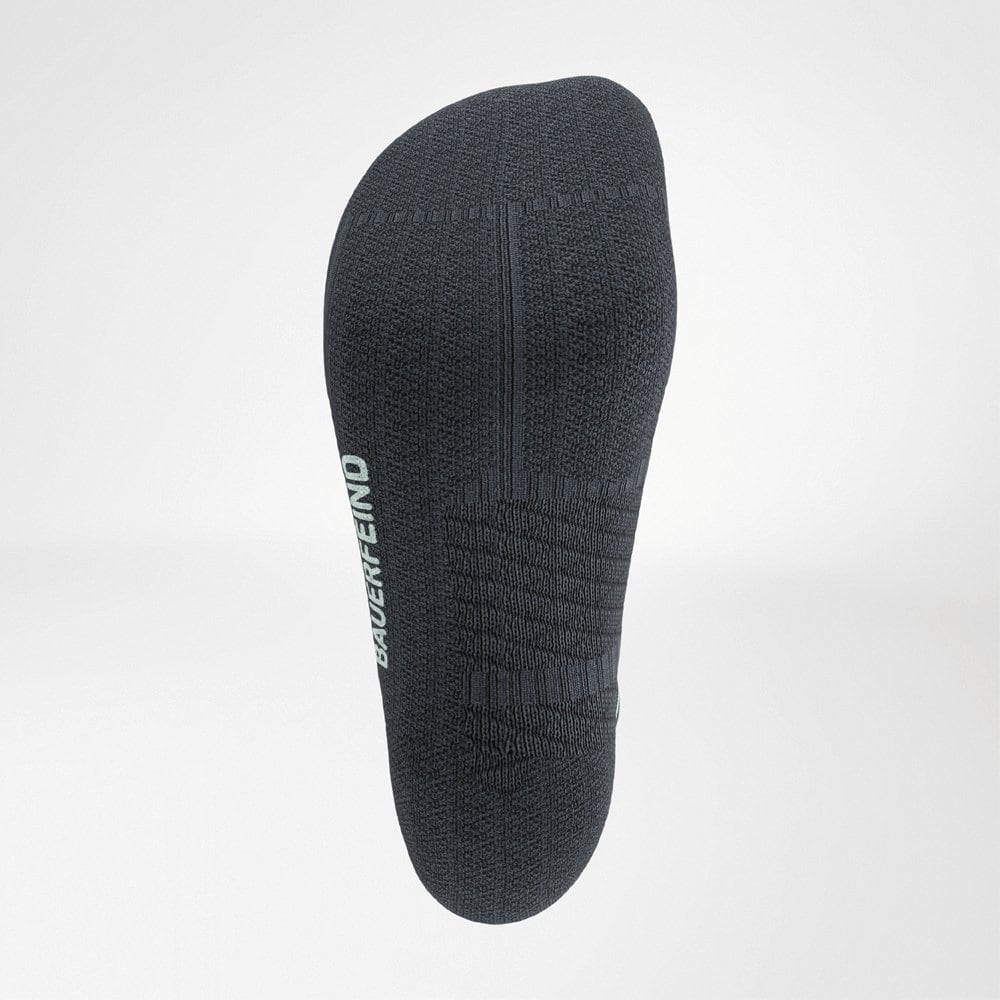 Run Performance Mid Cut Socks 4 Zwart sport-teen met textuur en gebreide padding, te zien van onderkant afstand.