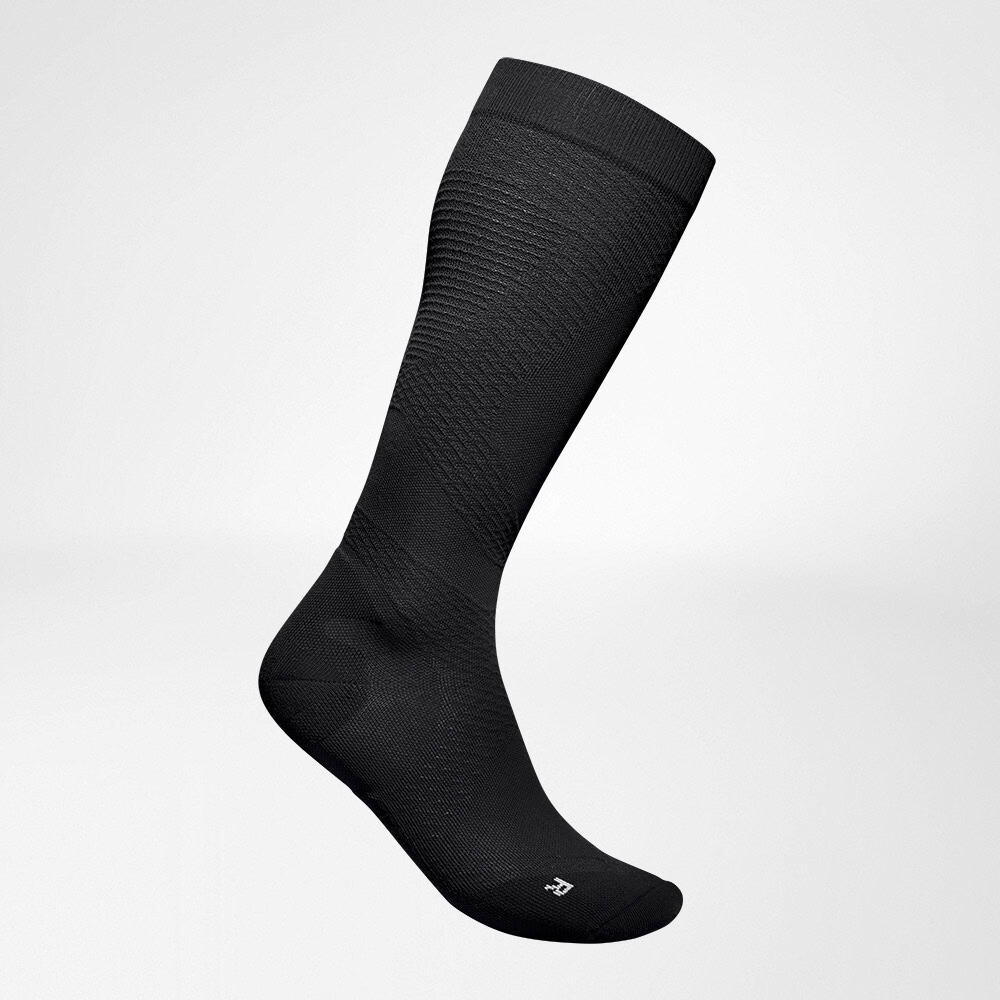 Run Ultralight Compression Socks 1 Black sports socks with compression and a knitted texture, suitable for recovery and performance.