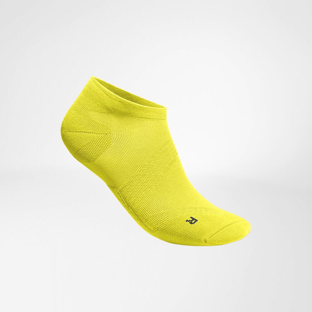 Run Ultralight Low-Cut Socks 1 Knee-high sports socks in bright yellow, with a short cuff and a knitted texture for breathable comfort.