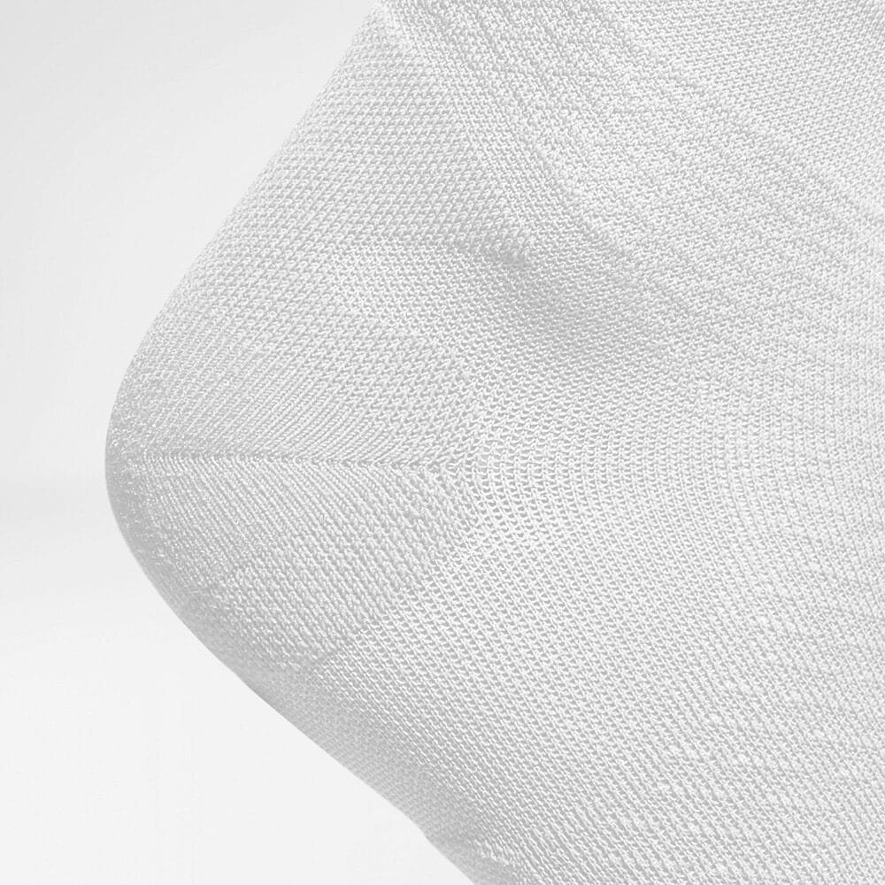 Run Ultralight Mid-Cut Socks 6 Refreshing physiotherapy care from FRISKFYSIO: seamless support and comfort in treatment, posture and movement.