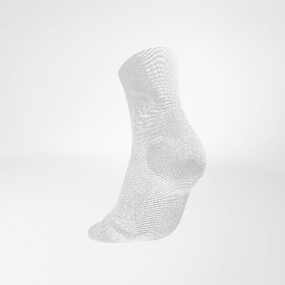 Run Ultralight Mid-Cut Socks 3 White ankle socks with no visible branding, designed to provide support and compression.