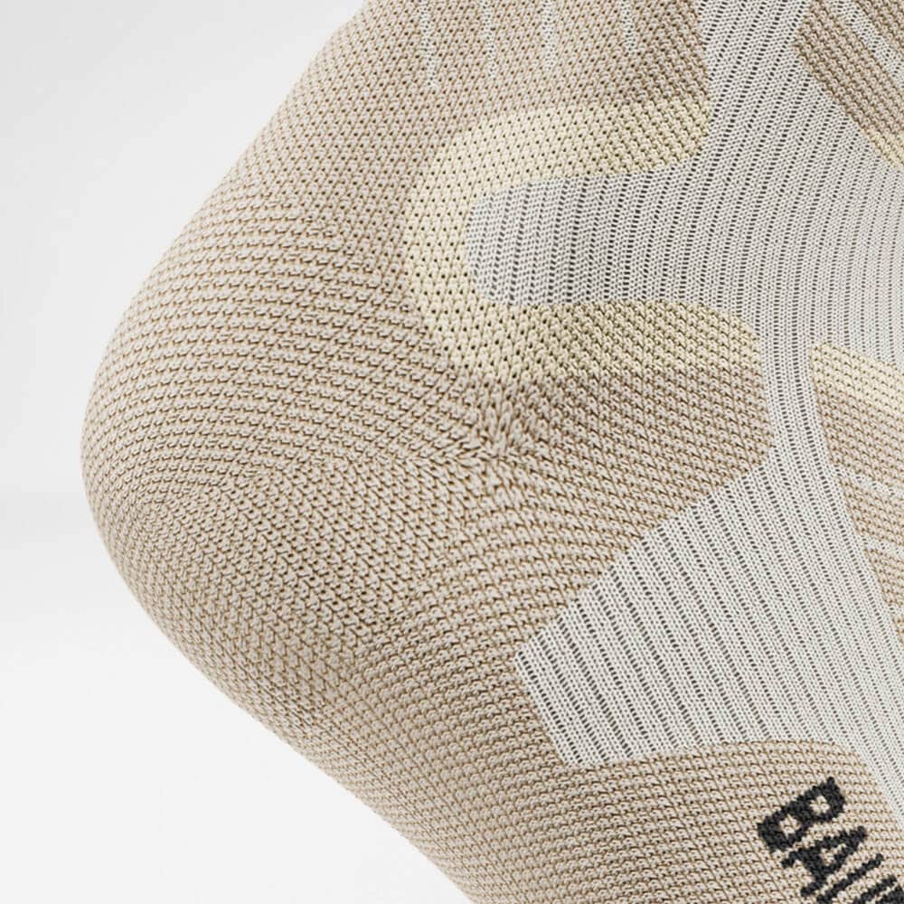 Ski Alpine Compression Socks 9 Nauwsluitende gebreide mouw van een sportshirt met neutrale tinten beige en lichtgrijs, foto van FRISKFYSIO gericht op sportfysiotherapie en bewegen.