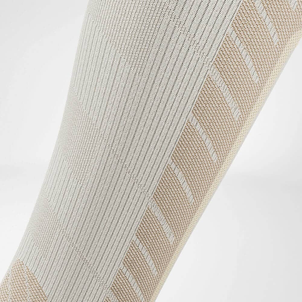 Ski Alpine Compression Socks 8 Frisse, ademende knie- en scheenbescherming sokken met gebreide structuur voor optimale ondersteuning en comfort.