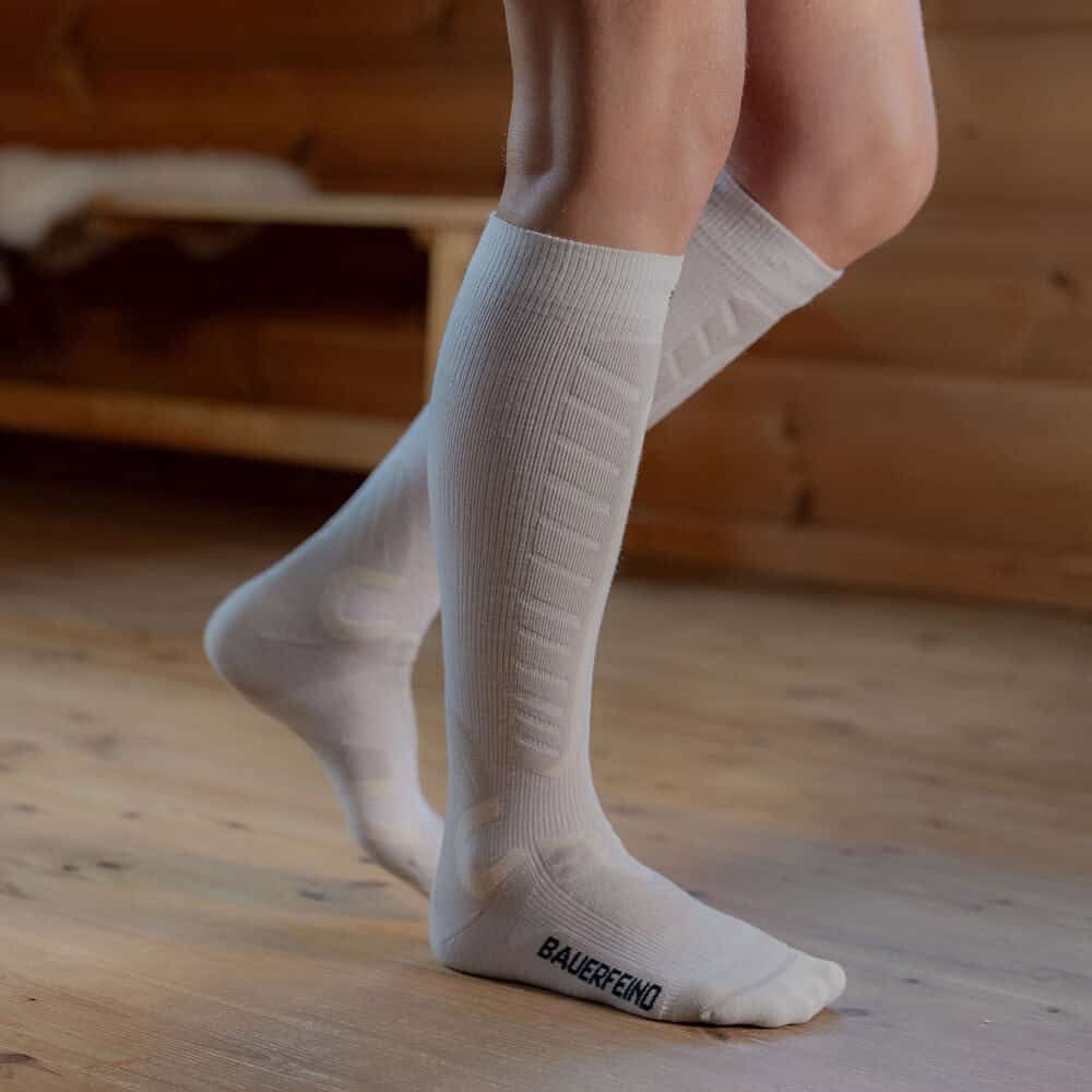 Ski Alpine Compression Socks 6 Sokken van sportdriehoek met grijze kniehoogte, comfortabel en ademend, ideaal voor fysiotherapie en bewegingstraining bij FRISKFYSIO.nl.