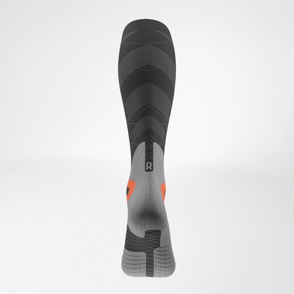 Ski Performance Compression Socks 3 Compressie/Kniehoogte sportkousen in grijs en zwart met oranje accenten, ontworpen voor ondersteuning en comfort tijdens trainingen.