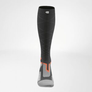 Compressiekuitkous kniehoog voor hardlopen, zwart met patroon en oranje accent, merklogo zichtbaar.