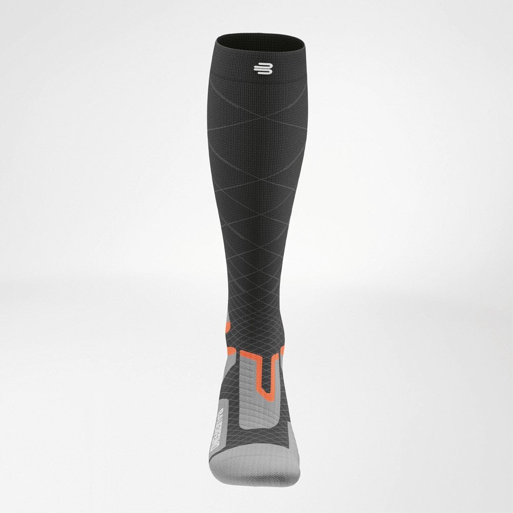 Ski Performance Compression Socks 2 Compressiekuitkous kniehoog voor hardlopen, zwart met patroon en oranje accent, merklogo zichtbaar.