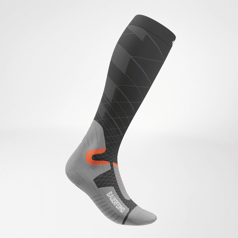 Ski Performance Compression Socks 1 Frisk Fysio sportkousen met geavanceerde ondersteuning en grafisch patroon in zwart en grijs, ideaal voor sporters die comfort en stabiliteit zoeken.