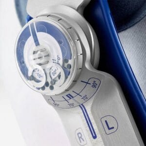 Medische bijsluiter en rolstoeltestapparaat met klarende mechanische onderdelen, duidelijk labelled in blauw.