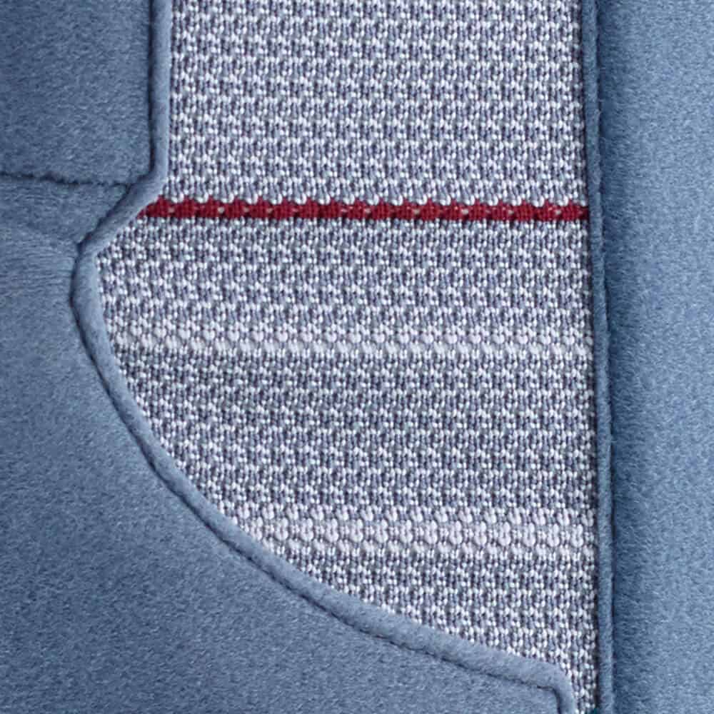 SofTec® Lumbo 3 Woonkamermat met blauw tapijt en grijze textuur, detail van randafwerking en rode stiklijn.