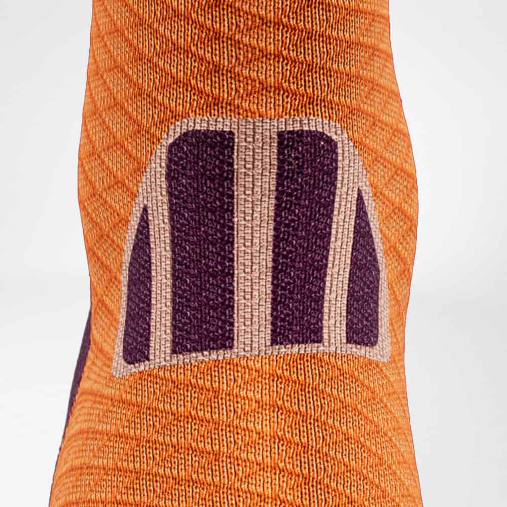 Trail Run Compression Socks 7 FRISKFYSIO oranje sportsoort sok met paars ontwerpopdruk zichtbaar op textuur, gericht op fysiotherapie en actieve mobiliteit.