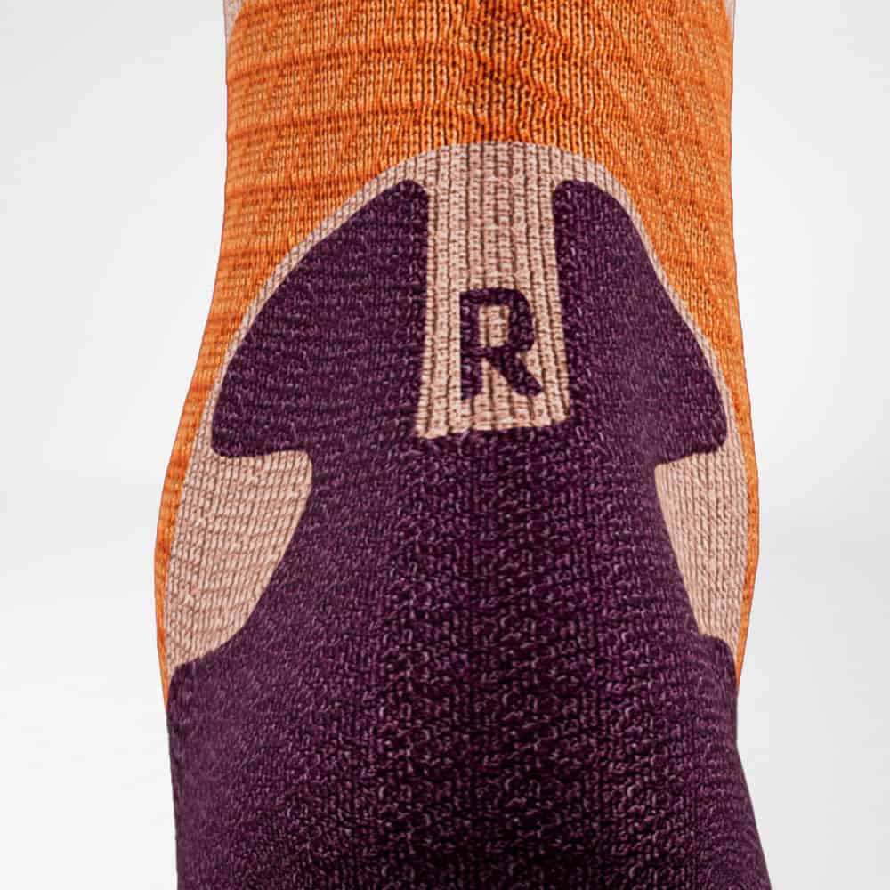 Trail Run Compression Socks 6 FRISKFYSIO trainingssok met oranje en paarse patronen en een zichtbaar R-logo.