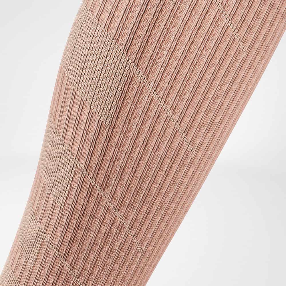 Trail Run Compression Socks 5 Damessokkel met gepatineerde, ribbelige touwstructuur in zacht rozé kleur voor steun en comfort.